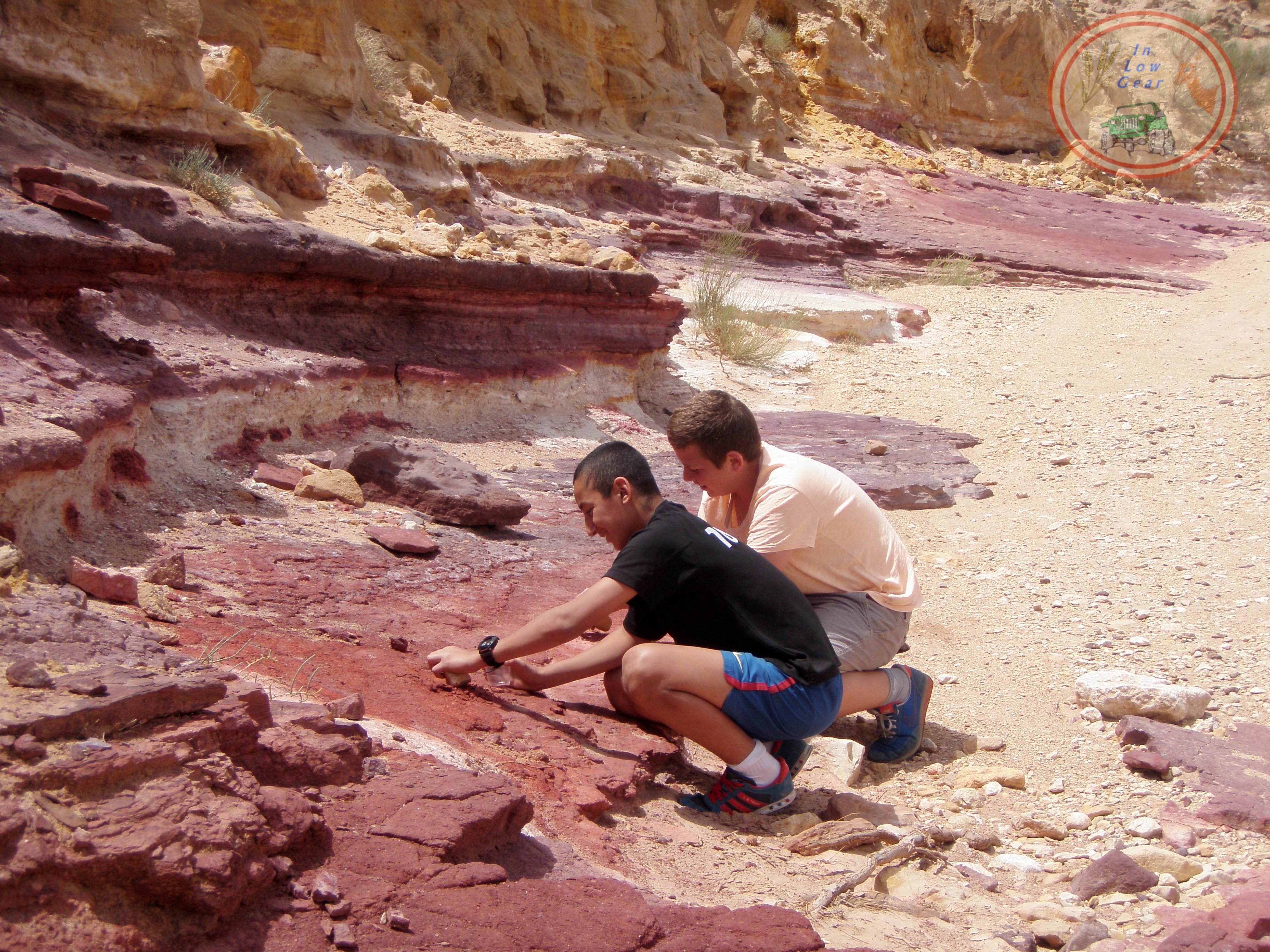 Machtesh Chatira colored sand. חולות צבעוניים במכתש חתירה הגדול