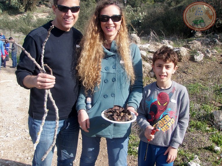 סדנת פרמקלצ'ר הורים וילדים בטבע: הכנת יחורים לעצי פרי סדנת פרמקלצ'ר הורים וילדים בטבע: הכנת יחורים לעצי פרי